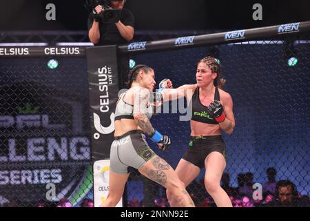 ORLANDO, FL - 24 février Desiree Yanez est contré par Maira Mazar au cours de la semaine 5 de la série PFL Challenger sur 24 février 2023 aux studios Universal d'Orlando, en Floride. (Photo par Aaron Litz/PxImages) Banque D'Images