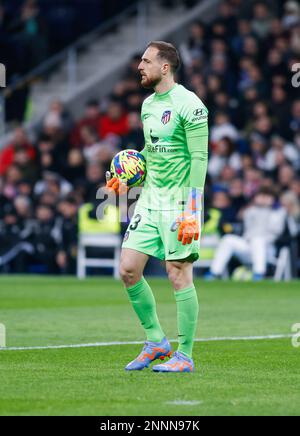 Stade Santiago Bernabeu. 25th févr. 2023. Madrid; Espagne; Primera Division; Real Madrid contre Atletico Madrid; Jan Olak (Atletico Madrid) cherche un défenseur pour redémarrer le ballon avec Credit: Action plus Sports/Alay Live News Banque D'Images