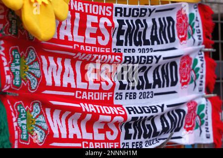 Souvenirs du pays de Galles contre l'Angleterre en vente à Cardiff avant le match de rugby des six nations. Banque D'Images