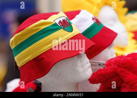 Souvenirs du pays de Galles contre l'Angleterre en vente à Cardiff avant le match de rugby des six nations. Banque D'Images