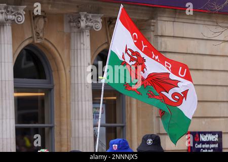 Les drapeaux nationaux du pays de Galles à Cardiff avant le match de rugby des six nations. Banque D'Images