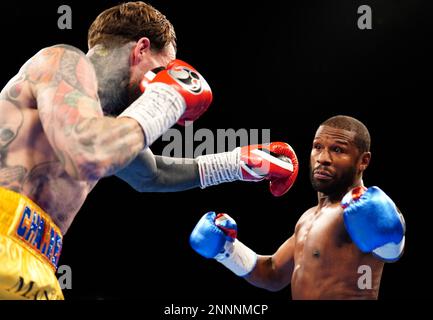 Aaron Chalmers (à gauche) et Floyd Mayweather lors de leur exposition se battent au O2, Londres. Date de la photo: Samedi 25 février 2023. Banque D'Images