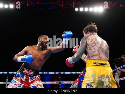 Floyd Mayweather (à gauche) et Aaron Chalmers lors de leur exposition se battent au O2, Londres. Date de la photo: Samedi 25 février 2023. Banque D'Images