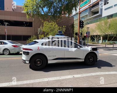 Phoenix, Californie, États-Unis. 18th févr. 2023. Un taxi Waymo Self Driving taxi (Jaguar I-Pace) à Phoenix près du campus de l'université d'État de l'Arizona (ASU). Waymo LLC, anciennement connu sous le nom de Google Self-Driving car Project, est une société américaine autonome de technologie de conduite. C'est une filiale d'Alphabet Inc, société mère de Google. (Credit image: © Ruaridh Stewart/ZUMA Press Wire) USAGE ÉDITORIAL SEULEMENT! Non destiné À un usage commercial ! Banque D'Images