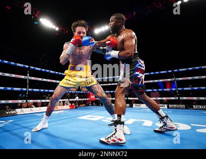 Aaron Chalmers (à gauche) et Floyd Mayweather lors de leur exposition se battent au O2, Londres. Date de la photo: Samedi 25 février 2023. Banque D'Images