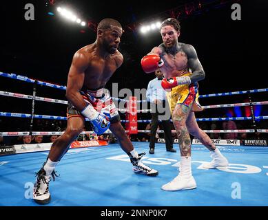 Floyd Mayweather (à gauche) et Aaron Chalmers lors de leur exposition se battent au O2, Londres. Date de la photo: Samedi 25 février 2023. Banque D'Images