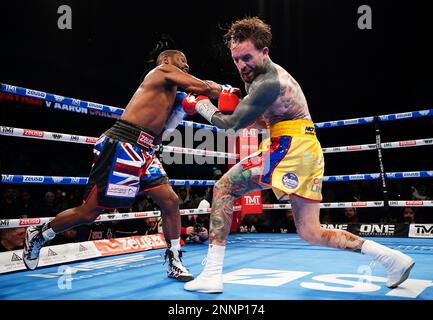 Floyd Mayweather (à gauche) et Aaron Chalmers lors de leur exposition se battent au O2, Londres. Date de la photo: Samedi 25 février 2023. Banque D'Images