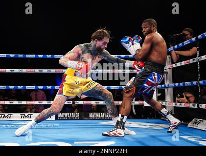Aaron Chalmers (à gauche) et Floyd Mayweather lors de leur exposition se battent au O2, Londres. Date de la photo: Samedi 25 février 2023. Banque D'Images