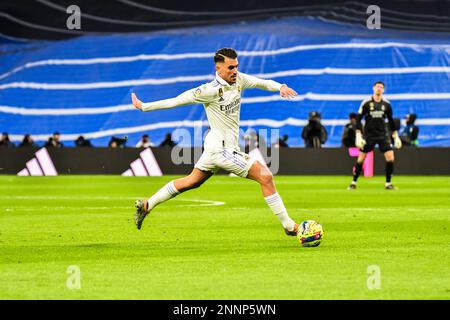 Madrid, Madrid, Espagne, Espagne. 25th févr. 2023. MADRID, ESPAGNE - FÉVRIER 25: Dani Ceballos du Real Madrid CF conduit le ballon pendant le match entre le Real Madrid CF et l'Atletico de Madrid CF de la Liga Santander sur 25 février 2022 au stade Santiago Bernabeu, à Madrid, Espagne. (Credit image: © Samuel Carreño/PX Imagens via ZUMA Press Wire) USAGE ÉDITORIAL SEULEMENT! Non destiné À un usage commercial ! Banque D'Images
