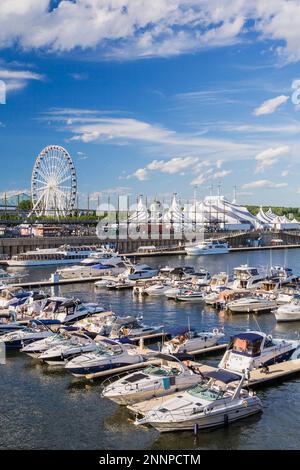 Yachts privés amarrés dans le vieux port de plaisance de Montréal et la Grande roue d'observation de la route, le Cirque du Soleil est un grand sommet en été, Vieux-Montréal, Québec. Banque D'Images