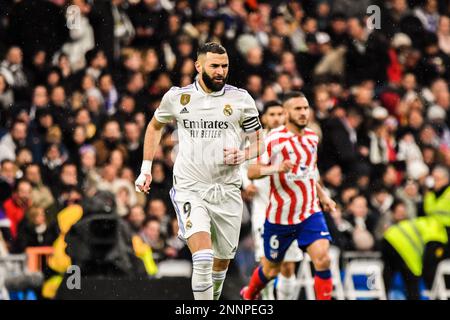Madrid, Madrid, Espagne, Espagne. 25th févr. 2023. MADRID, ESPAGNE - FÉVRIER 25: Karim Benzema du Real Madrid CF course pour le ballon pendant le match entre Real Madrid CF et Atletico de Madrid CF de la Liga Santander sur 25 février 2022 au stade Santiago Bernabeu, à Madrid, Espagne. (Credit image: © Samuel Carreño/PX Imagens via ZUMA Press Wire) USAGE ÉDITORIAL SEULEMENT! Non destiné À un usage commercial ! Banque D'Images
