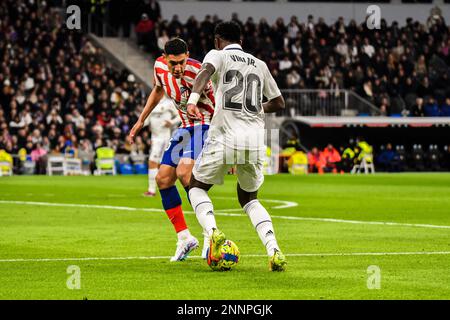 Madrid, Madrid, Espagne, Espagne. 25th févr. 2023. MADRID, ESPAGNE - FÉVRIER 25: Vinicius Jr du Real Madrid CF conduit le ballon pendant le match entre le Real Madrid CF et l'Atletico de Madrid CF de la Liga Santander sur 25 février 2022 au stade Santiago Bernabeu, à Madrid, Espagne. (Credit image: © Samuel Carreño/PX Imagens via ZUMA Press Wire) USAGE ÉDITORIAL SEULEMENT! Non destiné À un usage commercial ! Banque D'Images