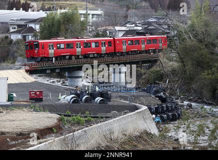 Uzun oyoqli yalangoch qiz