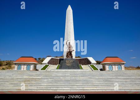 Obélisque sur l'Acre des héros nationaux, Mémorial de guerre de la République de Namibie, montagnes Auas, près de Windhoek, région de Khomas, Namibie Banque D'Images