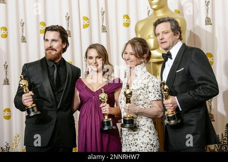 (G-D) Christian Bale, le meilleur acteur de soutien, Natalie Portman, la meilleure actrice, Melissa Leo, la meilleure actrice de soutien et Colin Firth, le meilleur acteur, se posent dans la salle de presse lors des Oscars 83rd de l'Académie annuelle qui se tiennent au Kodak Theatre on 27 février 2011 à Hollywood, en Californie. Photo de Francis Specker Banque D'Images