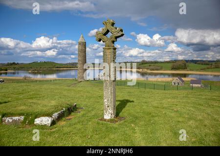 Traversez à St. Prieuré Augustinien de Mary, monastère Augustinien St. Mary, Île Devenish, Lough Erne, Comté de Fermanagh, Irlande du Nord, Grande-Bretagne Banque D'Images