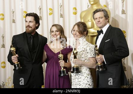 (G-D) Christian Bale, le meilleur acteur de soutien, Natalie Portman, la meilleure actrice, Melissa Leo, la meilleure actrice de soutien et Colin Firth, le meilleur acteur, se posent dans la salle de presse lors des Oscars 83rd de l'Académie annuelle qui se tiennent au Kodak Theatre on 27 février 2011 à Hollywood, en Californie. Photo de Francis Specker Banque D'Images