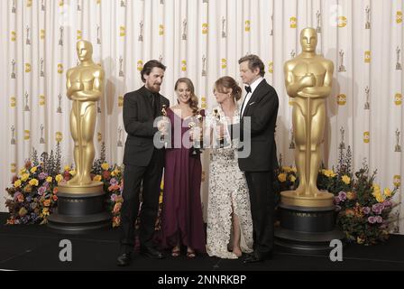 (G-D) Christian Bale, le meilleur acteur de soutien, Natalie Portman, la meilleure actrice, Melissa Leo, la meilleure actrice de soutien et Colin Firth, le meilleur acteur, se posent dans la salle de presse lors des Oscars 83rd de l'Académie annuelle qui se tiennent au Kodak Theatre on 27 février 2011 à Hollywood, en Californie. Photo de Francis Specker Banque D'Images