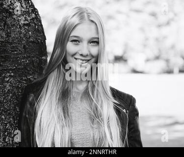 Outdoor portrait of teenage girl avec de longs cheveux blonds en noir et blanc Banque D'Images