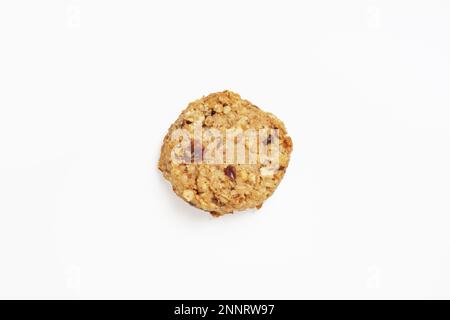 Biscuits à l'avoine ou biscuit avec raisins secs et noix - Vue de dessus sur fond blanc Banque D'Images