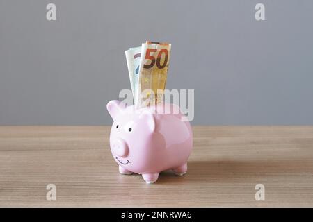 Tirelire ou tirelire argent fort rempli de billets de banque - finance et l'épargne concept avec copie espace Banque D'Images