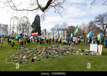 Seattle, Washington, États-Unis. 25th février 2023. Les chaussures pour enfants ont la forme de l’Ukraine, représentant les victimes de la guerre russo-ukrainienne, pour un rassemblement au Seattle Center à l’occasion du premier anniversaire de l’invasion russe de l’Ukraine. Le rassemblement des « 365 jours de la défense de la liberté » a été organisé par l’Association ukrainienne de l’État de Washington et l’Église orthodoxe ukrainienne de Seattle. Crédit : Paul Christian Gordon/Alay Live News Banque D'Images