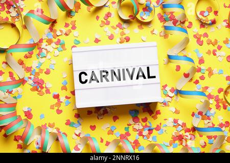 Carnival télévision coucha avec texte sur light box confetti et serpentins Banque D'Images