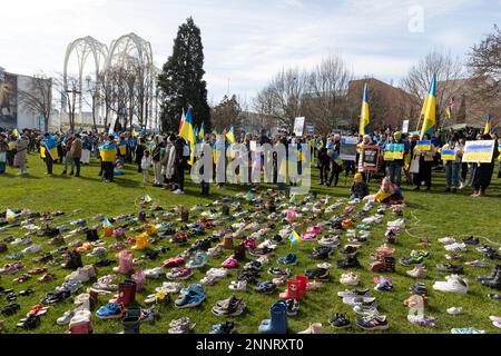 Seattle, Washington, États-Unis. 25th février 2023. Les chaussures pour enfants ont la forme de l’Ukraine, représentant les victimes de la guerre russo-ukrainienne, pour un rassemblement au Seattle Center à l’occasion du premier anniversaire de l’invasion russe de l’Ukraine. Le rassemblement des « 365 jours de la défense de la liberté » a été organisé par l’Association ukrainienne de l’État de Washington et l’Église orthodoxe ukrainienne de Seattle. Crédit : Paul Christian Gordon/Alay Live News Banque D'Images