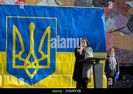 Seattle, Washington, États-Unis. 25th février 2023. Le congressiste Pramila Jayapal s'adresse à ses partisans lors d'un rassemblement au Seattle Center pour marquer le premier anniversaire de l'invasion russe de l'Ukraine. Le rassemblement des « 365 jours de la défense de la liberté » a été organisé par l’Association ukrainienne de l’État de Washington et l’Église orthodoxe ukrainienne de Seattle. Crédit : Paul Christian Gordon/Alay Live News Banque D'Images