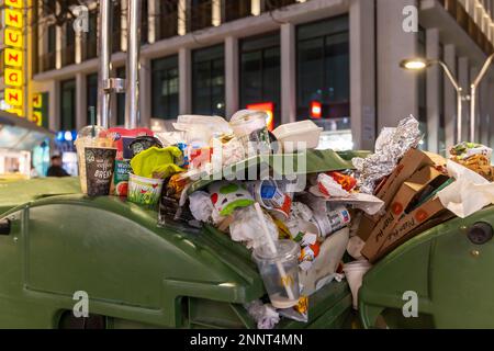 Conteneurs pleins de déchets dans le centre-ville de Stuttgart, Bade-Wurtemberg, Allemagne Banque D'Images