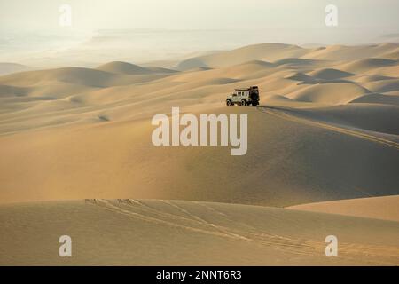 Véhicule dans les dunes près de Sandwich Harbour, Namib-Naukluft-Park, Namibie Banque D'Images