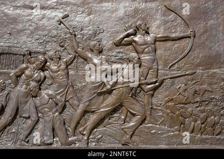 Relief avec un motif historique de l'histoire namibienne sur l'Acre des héros nationaux, mémorial de guerre de la République de Namibie, montagnes Auas, près Banque D'Images