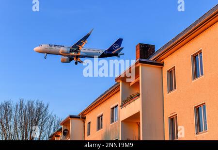 Lufthansa, avion, approche d'atterrissage, Meteorstrasse, Tegel, Reinickendorf, Berlin, Allemagne Banque D'Images