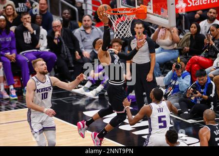 Los Angeles, États-Unis. 24th févr. 2023. La garde des Clippers de Los Angeles Russell Westbrook (C) va au panier entre le garde des Sacramento Kings de'Aaron Fox (R) et l'avant Domantas Sabonis (L) pendant un match de basket-ball de la NBA. Kings 176:175 Clippers crédit: SOPA Images Limited/Alamy Live News Banque D'Images