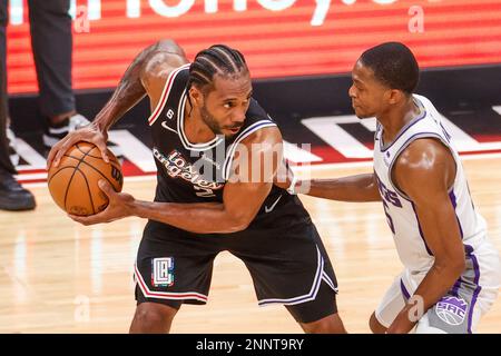 Los Angeles, États-Unis. 24th févr. 2023. L'avant des Los Angeles Clippers Kawhi Leonard (L) est défendu par le garde des Sacramento Kings de'Aaron Fox (R) lors d'un match de basketball de la NBA. Kings 176:175 Clippers crédit: SOPA Images Limited/Alamy Live News Banque D'Images