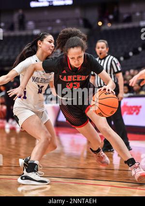 Anaheim, Californie. 25th févr. 2023. Orange Lutheran Guard (33) Madison Bogan se dirige vers le panier en action pendant le championnat de basket-ball CIF-SS Girls DIV 1. Marlborough vs Orange Lutheran.Louis Lopez/Modern Exposure/Cal Sport Media/Alay Live News Banque D'Images
