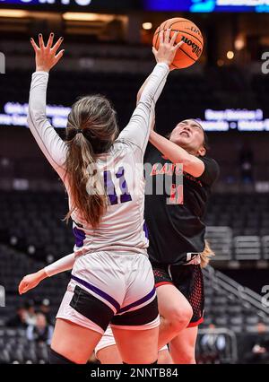 Anaheim, Californie. 25th févr. 2023. Orange Lutheran Guard (11) Shea Joko a bloqué son tir par Marlborough (11) India Wright en action pendant le CIF-SS Girls DIV 1 Basketball Championship Game. Marlborough vs Orange Lutheran.Louis Lopez/Modern Exposure/Cal Sport Media/Alay Live News Banque D'Images