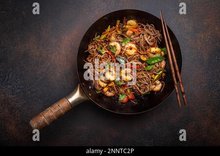 La nourriture asiatique servi sur la vieille table en bois, vue du dessus,  de l'espace pour le texte. La cuisine vietnamienne et chinoise Photo Stock  - Alamy