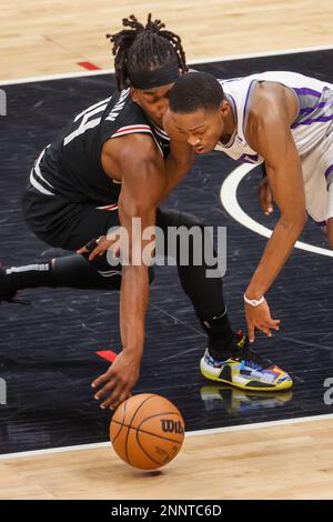 Los Angeles, États-Unis. 24th févr. 2023. Le gardien des Clippers de Los Angeles Terance Mann (L) et le garde des Sacramento Kings de'Aaron Fox (R) se battent pour le ballon lors d'un match de basket-ball de la NBA. Kings 176:175 Clippers (photo de Ringo Chiu/SOPA Images/Sipa USA) Credit: SIPA USA/Alay Live News Banque D'Images