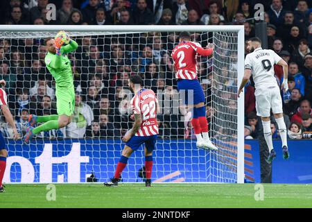 Madrid, Espagne. 25th févr. 2023. Jan Olak (1st L), gardien de but de l'Atletico de Madrid, sauve le ballon lors d'un match de football espagnol de la Liga entre le Real Madrid et l'Atletico de Madrid à Madrid, Espagne, le 25 février 2023. Credit: Gustavo Valiente/Xinhua/Alamy Live News Banque D'Images