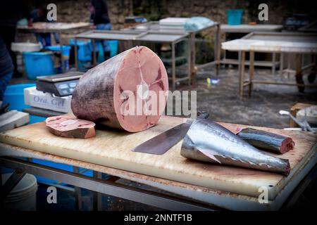 Piscaria, le marché quotidien de la rue à Catane Sicile Italie. Poisson frais, viande, légumes Banque D'Images