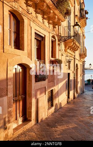 Les charmantes rues et bâtiments de la vieille ville d'Ortigia Syracuse Sicile Italie Banque D'Images