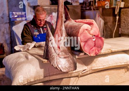 Piscaria, le marché quotidien de la rue à Catane Sicile Italie. Poisson frais, viande, légumes Banque D'Images