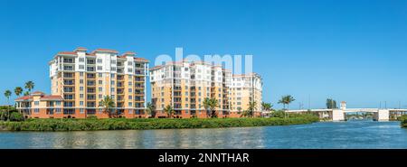 Appartements, front de mer sur l'île de Venise, voie navigable intercôtière, Venise, Floride, États-Unis Banque D'Images