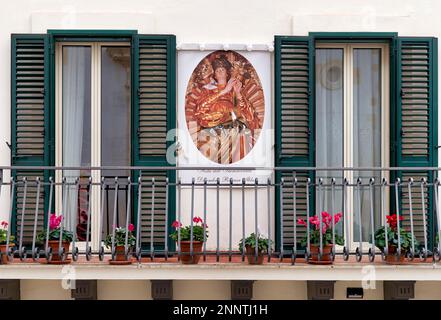 Un balcon d'une maison dans la région de Ragusa Ibla Sicile Italie avec un religieux sacrés sur le mur d'image Banque D'Images