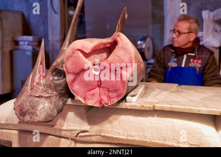 Piscaria, le marché quotidien de la rue à Catane Sicile Italie. Poisson frais, viande, légumes Banque D'Images