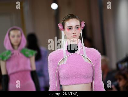 Milan, Italie. 25th févr. 2023. Les modèles présentent des créations de la collection SARAWONG pour femmes automne/hiver 2023/2024 lors de la semaine de la mode de Milan à Milan, en Italie, le 25 février 2023. Credit: Jin Mamengni/Xinhua/Alamy Live News Banque D'Images