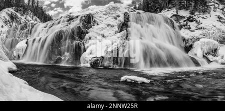 Vue en noir et blanc des chutes Wapta partiellement gelées en hiver, Colombie-Britannique, Canada Banque D'Images