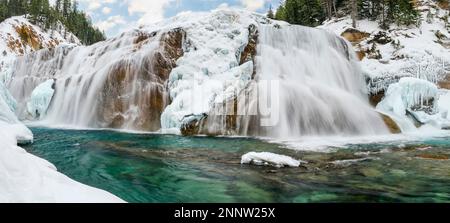 Wapta Falls partiellement gelé en hiver, Colombie-Britannique, Canada Banque D'Images