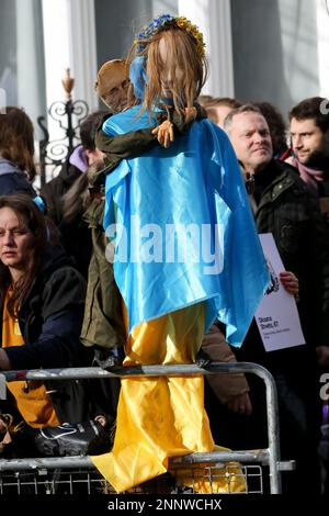 Londres, Royaume-Uni. 25th févr. 2023. Des manifestants vus avec une marionnette enveloppée dans le drapeau de l'Ukraine lors d'une manifestation organisée par la Société démocratique russe devant l'ambassade de Russie dans le centre de Londres en solidarité avec l'Ukraine à la suite du premier anniversaire de l'invasion de l'Ukraine par la Russie. Crédit : SOPA Images Limited/Alamy Live News Banque D'Images